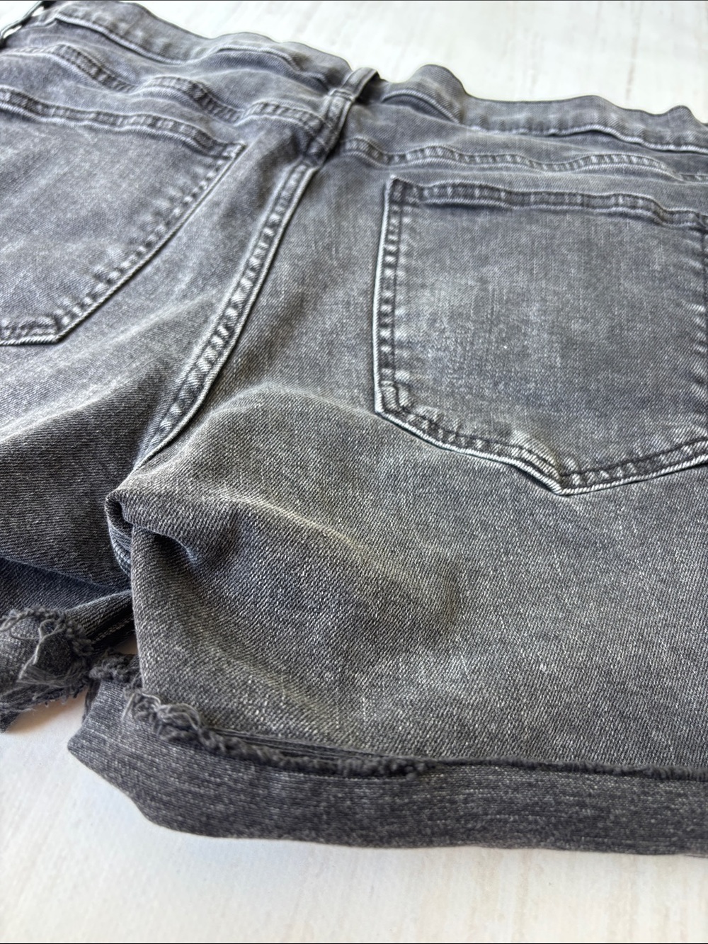 Women’s Black Gap Mid Rise Denim Jean Shorts Size 31 With 5” Inseam Exc Cond - Picture 6 of 17